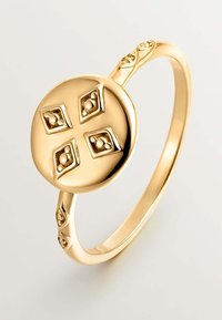 Anillo de oro con una cara suave y redondeada, con un patrón de cuatro diamantes y pequeños acentos esféricos en la banda. Acabado pulido.