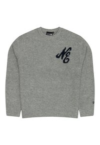 Grå strikket genser med ribbet halslinning og mansjetter. Har et mørkeblått "MC" emblem på brystet. Myk, teksturert stoff.