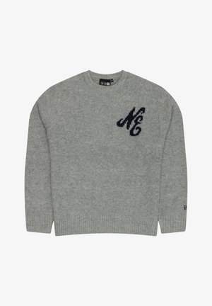 Maglione grigio lavorato a maglia con scollatura e polsini a coste. Presenta un emblema blu scuro "MC" sul petto. Tessuto morbido e strutturato.