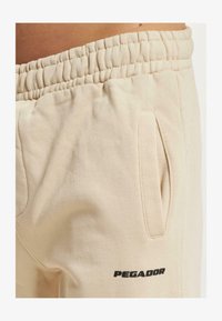 Vybráno, washed desert sand black gum