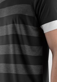 Maglietta sportiva nera con righe orizzontali grigie scure, maniche corte bianche, texture liscia, design aderente.
