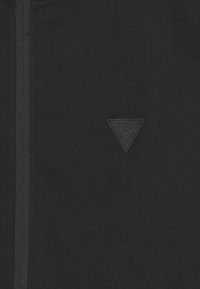 Czarna bluza z kapturem na zamek, wykonana z miękkiego materiału, z delikatnym trójkątnym logo z gumy na piersi i pasującym zamkiem błyskawicznym.