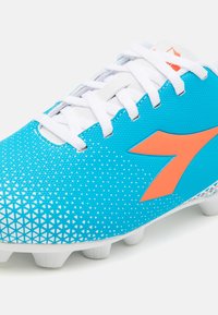 Scarpino da calcio blu con un motivo geometrico, logo arancione, lacci bianchi e tacchetti in gomma sulla suola per la trazione. Materiale sintetico liscio.