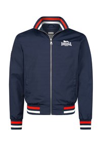 Marine bomberjakke med lynlås foran, kontrasterende stribede krave og manchetter i rød, hvid og marineblå. Har brandlogo på brystet.
