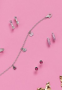 Gioielli in argento con ciondoli a forma di stella e farfalla, dettagli rosa e scintillanti. Comprende un bracciale con catena e orecchini a forma di coccinella.