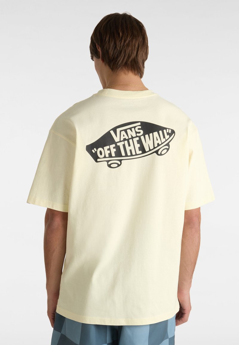 Gelbes Baumwoll-T-Shirt mit kurzen Ärmeln, das auf der Rückseite ein schwarzes "Vans Off The Wall"-Grafikdesign zeigt, mit Rundhalsausschnitt und lockerer Passform.