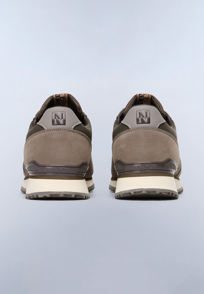 Zapatillas marrones y grises con una parte superior texturizada, suela de goma y detalles en cuero. Presenta una marca en el talón y una puntera reforzada.