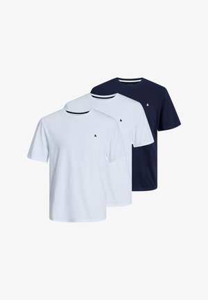 Tre magliette girocollo semplici, una bianca e due blu navy, ciascuna con un piccolo logo a forma di e commerciale sul lato sinistro del petto.