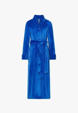 Bata de felpa azul con cuello de chal, mangas largas, cierre de botones, cinturón atado y dos bolsillos laterales. Textura suave con un acabado liso.