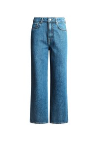 Jeans de denim azul de pierna recta y cintura alta con cierre frontal de botón y cremallera, pasadores para cinturón y cinco bolsillos sobre un fondo blanco.
