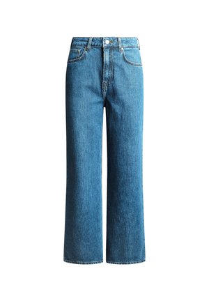 Hoch taillierte gerade Jeans aus blauem Denim mit Knopf- und Reißverschluss vorne, Gürtelschlaufen und fünf Taschen vor einem weißen Hintergrund.