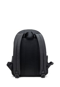 Sac à dos noir avec un dos rembourré et texturé, des bretelles ajustables et des poches latérales. Présente une construction robuste et un design simple.