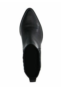 Bottine en cuir noir avec un bout pointu, texture lisse et panneaux latéraux élastiques pour un enfilage et un retrait faciles. Aucune quincaillerie ni ornement visible.