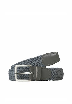 Ceinture en tissu gris tressé avec extrémités en cuir et boucle métallique argentée rectangulaire, enroulée sur fond blanc.