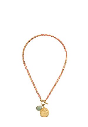 Naszyjnik z plecionego łańcucha w kolorze złotym i różowym z zapięciem typu toggle, z dwoma zawieszkami: grawerowanym złotym medalionem i małym zielonym kamieniem.