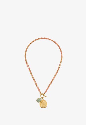 Naszyjnik z plecionego łańcucha w kolorze złotym i różowym z zapięciem typu toggle, z dwoma zawieszkami: grawerowanym złotym medalionem i małym zielonym kamieniem.