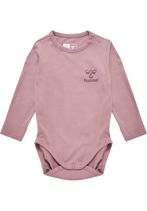 Lys pink langærmet baby bodystocking i blødt bomuld. Har rund halsudskæring, trykknaplukning ved skulderen og trykt logo på brystet.