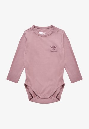 Rosa Langarm-Babystrampler aus weicher Baumwolle. Mit Rundhalsausschnitt, Druckknopfverschluss an der Schulter und bedrucktem Logo auf der Brust.