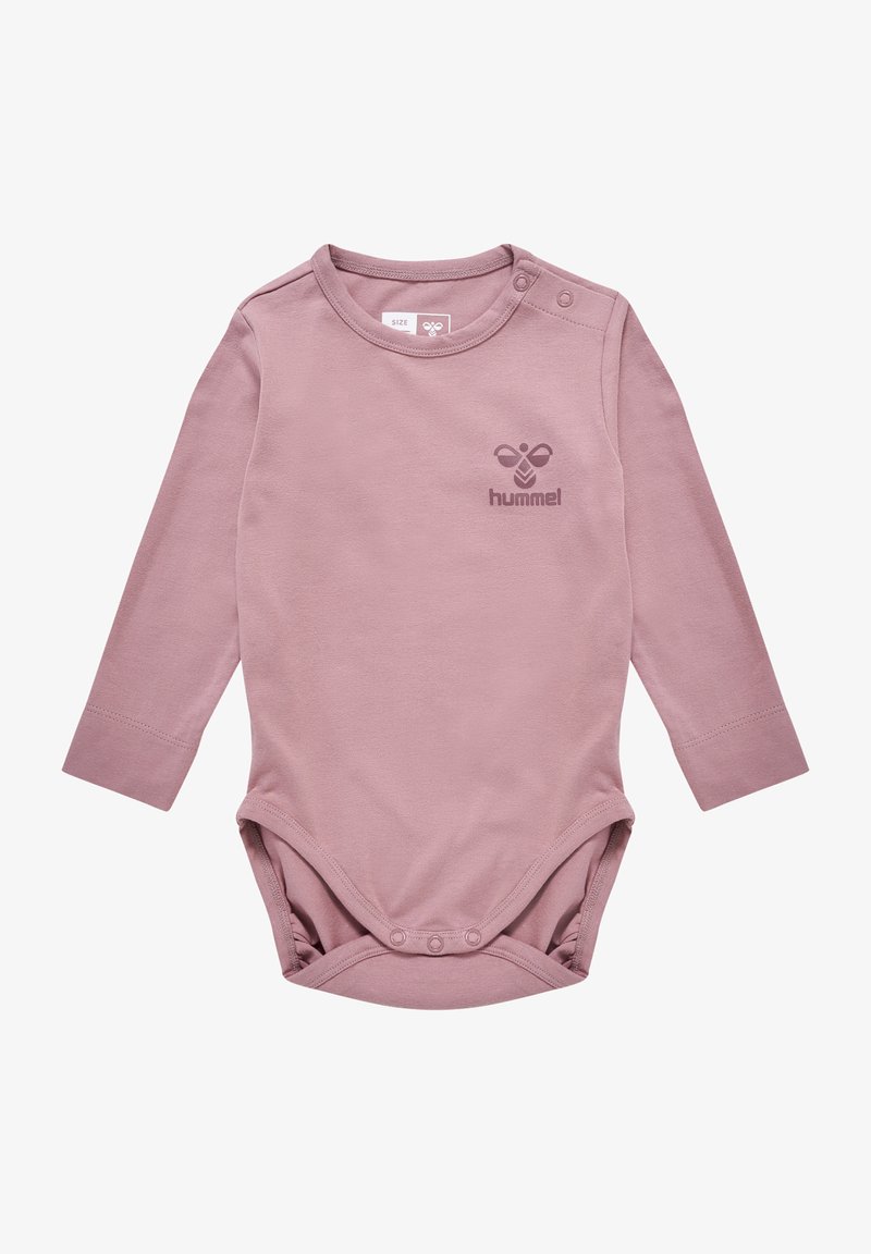 Rosa långärmad babybodysuit i mjuk bomull. Har rund halsringning, tryckknappsstängning vid axeln och tryckt logotyp på bröstet.