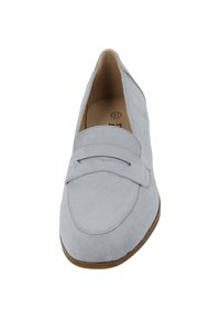 Mocasines de ante gris claro con suela plana, que presentan una puntera cosida y una tira de cuero decorativa en el empeine. Talla 37.