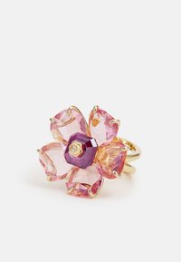 Anillo de tono dorado con un diseño de flor que presenta cinco piedras preciosas en tonos rosa y melocotón, incluyendo una piedra central octagonal de un intenso color rosa.