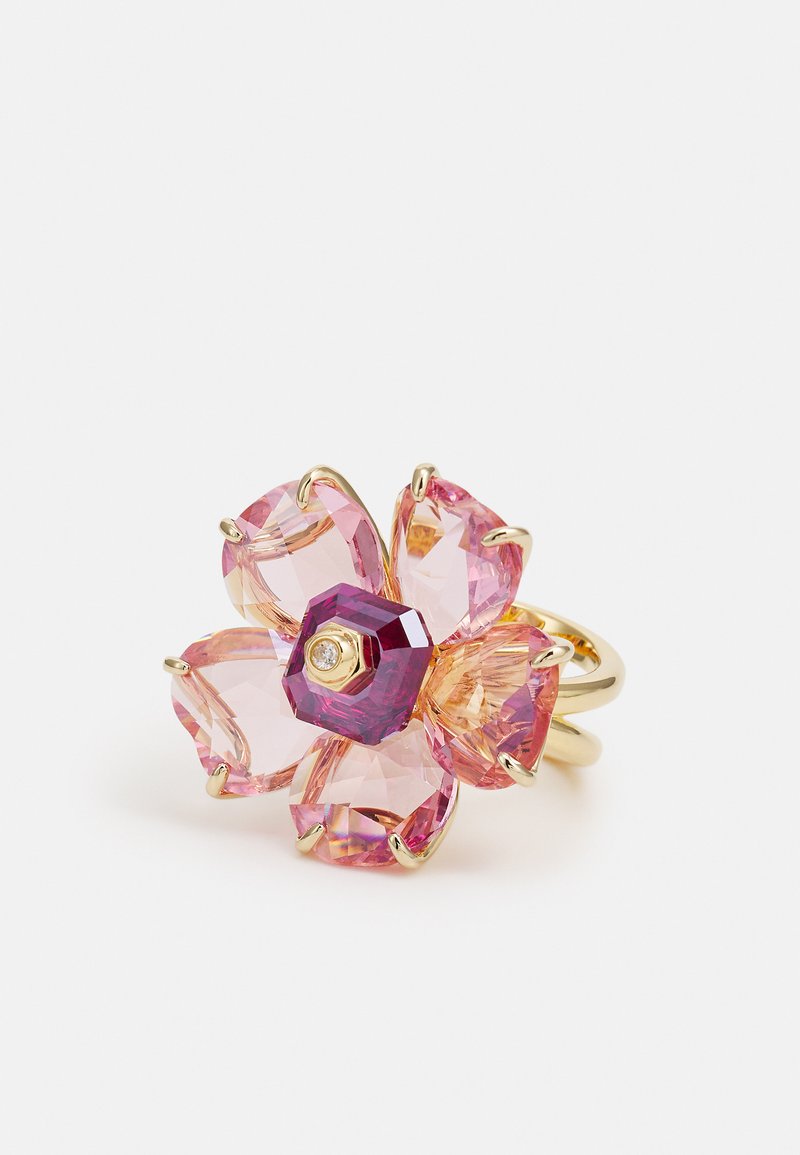 Anillo de tono dorado con un diseño de flor que presenta cinco piedras preciosas en tonos rosa y melocotón, incluyendo una piedra central octagonal de un intenso color rosa.