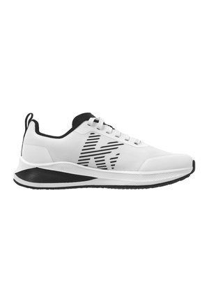 Witte en zwarte atletische sneaker met patroonlogoh aan de zijkant, veters aan de voorkant, gevoerde zool en hiellus, geïsoleerd op een witte achtergrond.