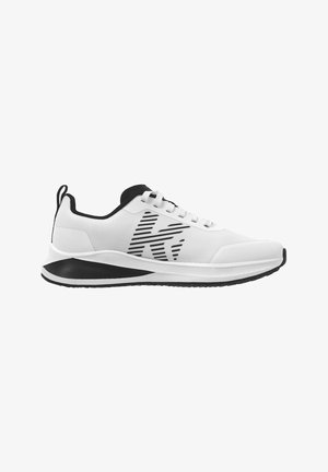 Witte en zwarte atletische sneaker met patroonlogoh aan de zijkant, veters aan de voorkant, gevoerde zool en hiellus, geïsoleerd op een witte achtergrond.