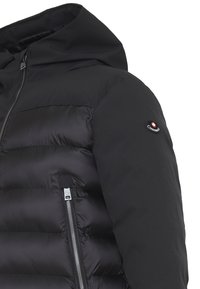 Giacca a sacco nera con cappuccio, caratterizzata da un design trapuntato, tessuto liscio, una cerniera argento e una patch con logo sulla manica.