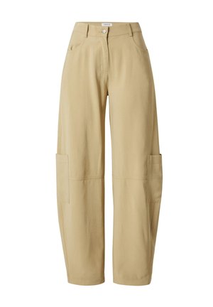 Pantalons cargo larges beiges avec deux poches latérales, fermeture à bouton à l'avant et tissu lisse et léger.