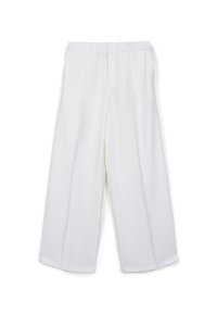 Pantaloni bianchi a gamba larga realizzati in un tessuto testurizzato, con piega frontale e taglio dritto. Nessun hardware o accessori visibili.