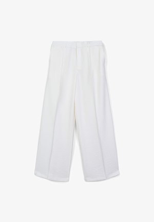 Pantaloni bianchi a gamba larga realizzati in un tessuto testurizzato, con piega frontale e taglio dritto. Nessun hardware o accessori visibili.