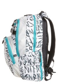 Sac à dos blanc et gris avec des lettres abstraites noires, des zips teal, de nombreux compartiments et des bretelles rembourrées noires.
