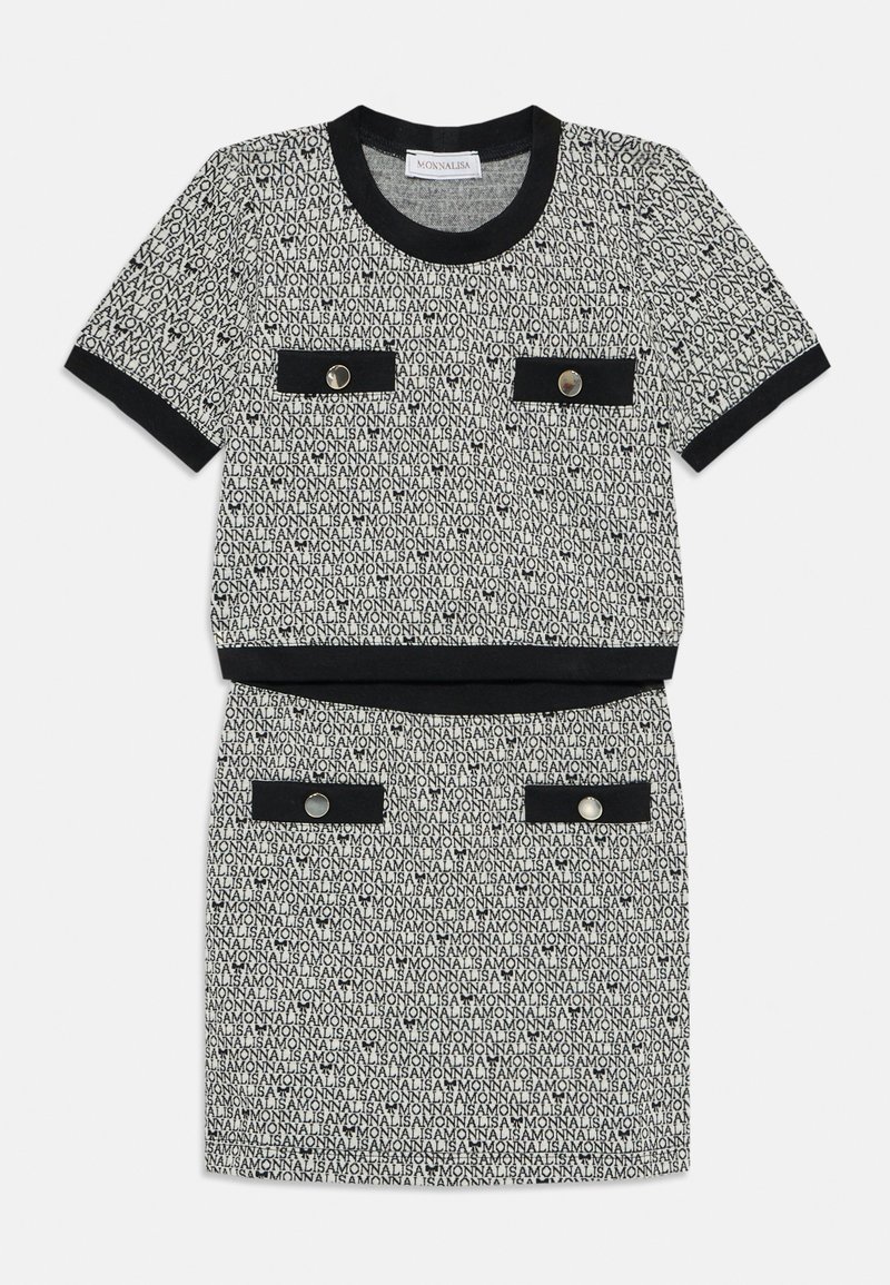 Zweiteiliges Outfit mit einem kurzärmeligen Oberteil und einem Rock, das mit einem schwarz-weißen Textmuster, schwarzem Besatz und dekorativen vorderen Taschen versehen ist.