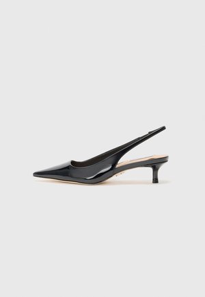 Tacco slingback in vernice nera con punta appuntita e tacco sottile di altezza media. Texture liscia con elementi di design minimalisti.