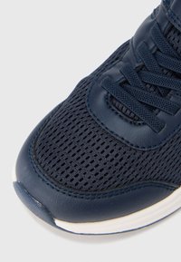 Merevaigust spordijalats võrgust kangast ja sünteetilisest nahast. Omadused: ümar nina, paeltega kinnitus ja tekstuuriga pind. Valge kummist tald.