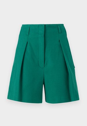 Shorts verts avec un tissu texturé, des détails de plis et des poches latérales. Le design est ajusté avec une taille haute et une coupe droite.