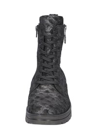 Zwarte enkelboot met een gestructureerd oppervlak, opvallende veters en een zijrits. Robuuste zool met lichte profiel voor grip. Heeft een ronde neusontwerp.