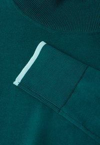 Maglione teal con colletto e polsini a coste, caratterizzato da una striscia di accento blu chiaro ai bordi dei polsini. Tessuto morbido e testurizzato.
