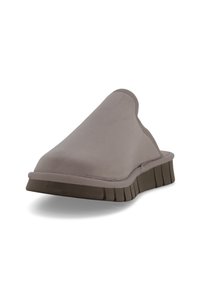 Scarpa slip-on grigia con una tomaia liscia e morbida, punta arrotondata e suola spessa e rigata per trazione e comfort.