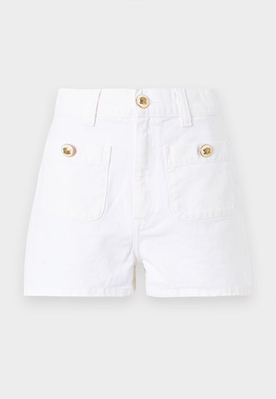 Λευκά σορτς με ψηλή μέση και δύο μπροστινές τσέπες, η καθεμία ασφαλισμένη με χρυσό κουμπί, και χρυσό κουμπί στη μέση.