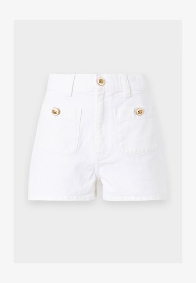 Λευκά σορτς με ψηλή μέση και δύο μπροστινές τσέπες, η καθεμία ασφαλισμένη με χρυσό κουμπί, και χρυσό κουμπί στη μέση.