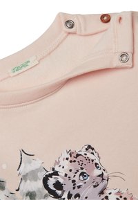 Růžový dětský svetr se kulatým výstřihem, s druky a potiskem sněžného leoparda. Měkká textilie.