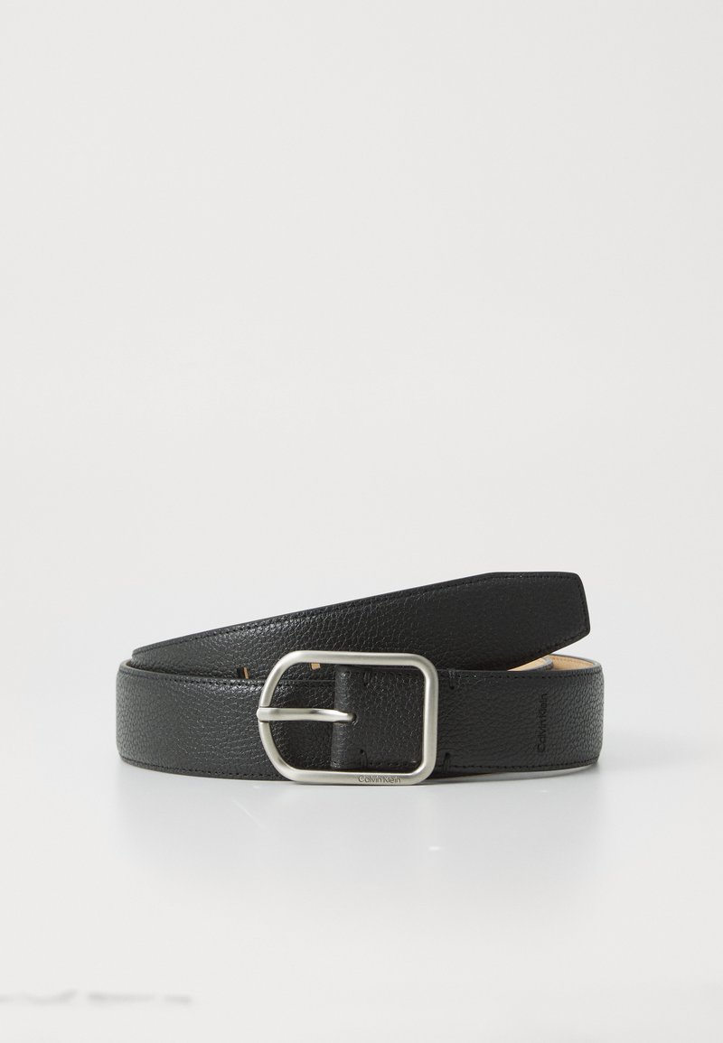 Ceinture en cuir noir avec une finition texturée, dotée d'une boucle en métal argenté et d'une pression pour la fermeture. Le design inclut un branding discret.