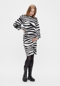 Zebrahunnu sidhuumma faalaa fi adii, madda faayidaa, harka dheeraa, qajeelaa dirree, giddu-galeessaa harkaa ol, buufata badiqa gurraachi waliin.