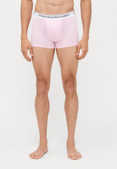 Svetlo roza bokserice iz gladkega materiala, z kontrastnim belim pasom, na katerem je natisnjen logotip "POLO RALPH LAUREN".