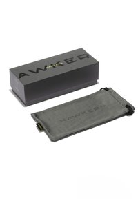 Hall värvi kaitsekott, millel on tumedamas toonis reljeefne "HAWKERS" kiri, koos musta karbiga, millel on julge "HAWKERS" logo ja kuldne aktsent.