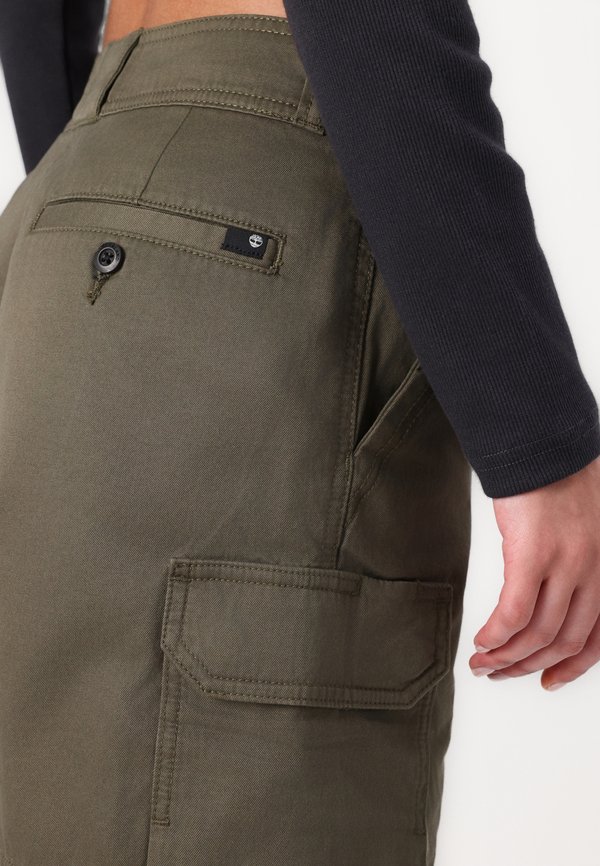 BROOKLINE UTILITY CARGO - Shorts3