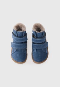 Blauwe peuterschoenen met bruine zolen, een zachte voering en twee verstelbare klittenbandsluitingen op elke schoen, tentoongesteld op een witte achtergrond.