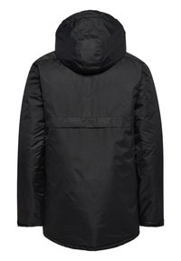 Svart parkasjacka med huva, med matt yta, långa ärmar och rak skärning. Minimalistisk design utan synliga metalldetaljer eller accenter.